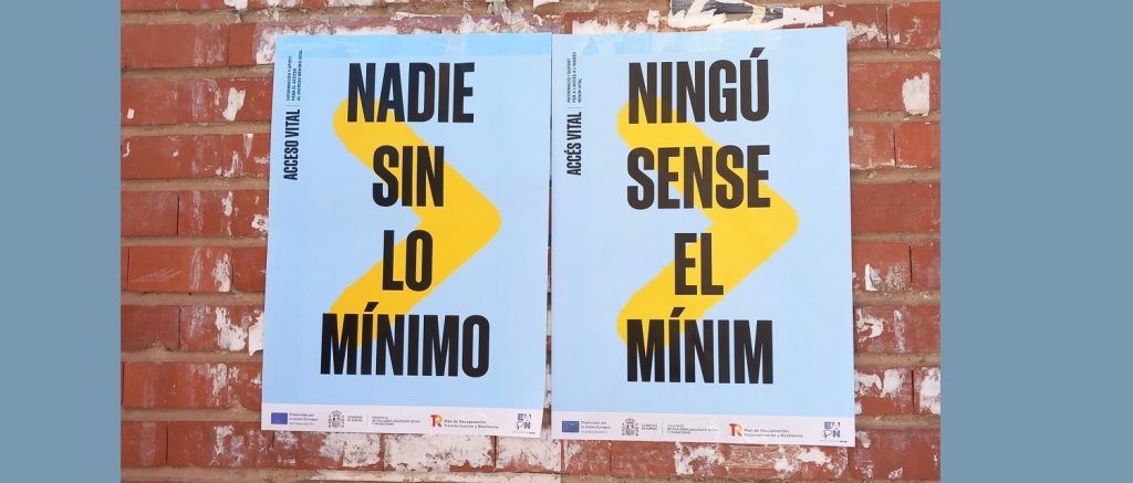 Dos carteles de la campaña del Proyecto Acceso Vital pegados en una pared