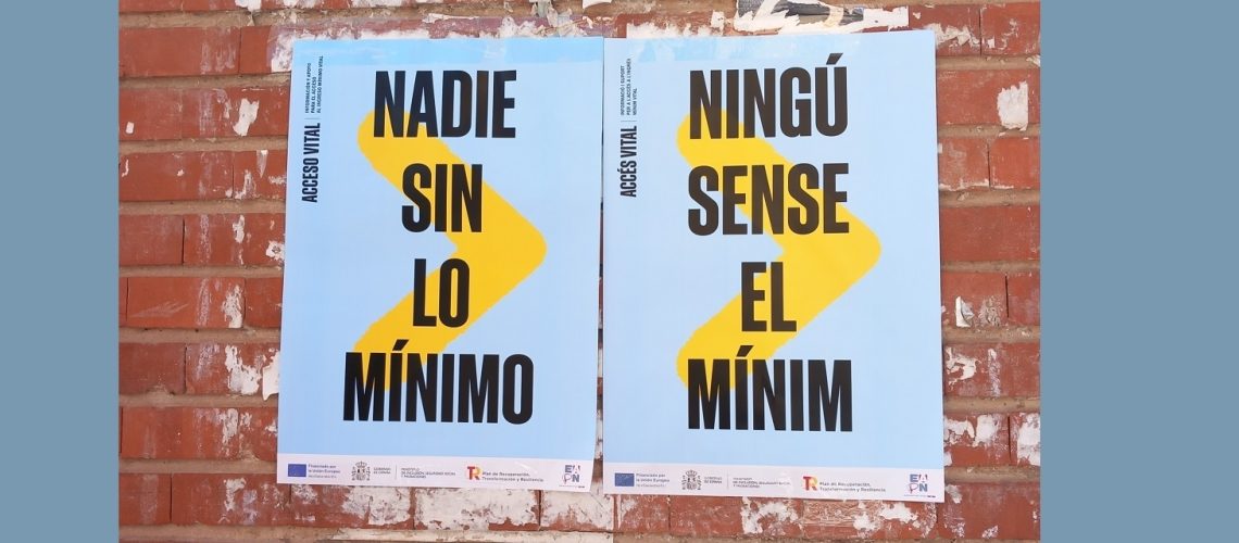 Dos carteles de la campaña del Proyecto Acceso Vital pegados en una pared